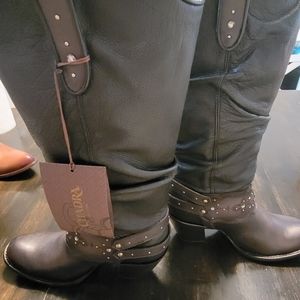 I am selling the shoes because they are not my size. Brand new. Size 7 in Mexico